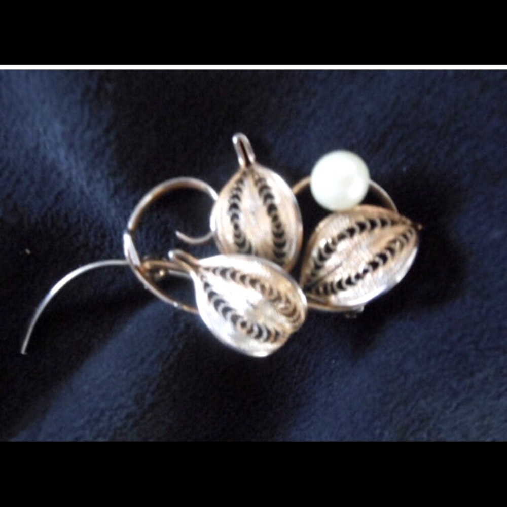 Vintage Brooch~ Three Leaves with a Faux Pearl -Unmarked ~ Gold Tone